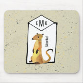 Meerkat auf Beige Hintergrund mit Monogramm Mousepad (Vorne)