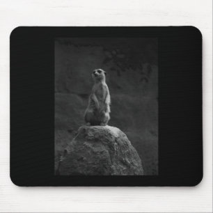 Meerkat auf einem Felsen Natur liebt Schwarz und W Mousepad