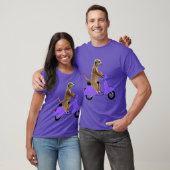 Meerkat auf Lilac Moped T-Shirt (Unisex)