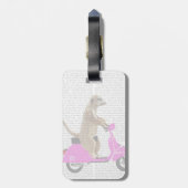 Meerkat auf rosa Moped Gepäckanhänger (Rückseite vertikal)