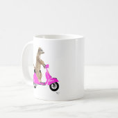 Meerkat auf rosa Moped Kaffeetasse (Vorderseite Links)