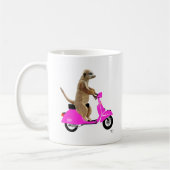 Meerkat auf rosa Moped Kaffeetasse (Links)