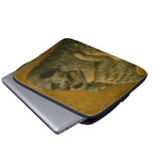 Meerkat Embrace - Heartfelt Wildlife Art Print Laptopschutzhülle (Vorne Knopf)