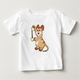 Meerkat mit Kaffeekanne und Kaffee.PNG Baby T-shirt