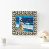Meerkat Sentry Watching am Strand, Quadratische Wanduhr (Zuhause)