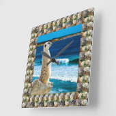 Meerkat Sentry Watching am Strand, Quadratische Wanduhr (Winkel)