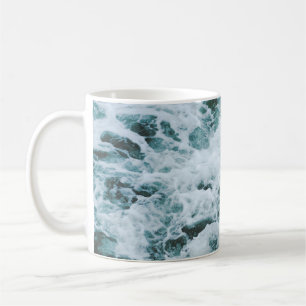 MEERWASSER IN DER FOKUSFOTOGRAFIE KAFFEETASSE