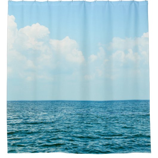 Meerwasser, klarer blauer Himmel. Duschvorhang (Vorderseite)