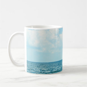 Meerwasser, klarer blauer Himmel. Kaffeetasse