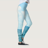 Meerwasser, klarer blauer Himmel. Leggings (Rechts)