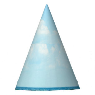 Meerwasser, klarer blauer Himmel. Partyhütchen