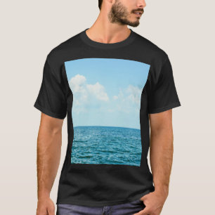 Meerwasser, klarer blauer Himmel. T-Shirt