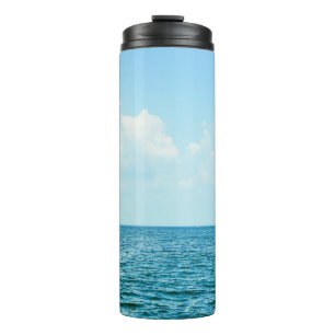 Meerwasser, klarer blauer Himmel. Thermosbecher