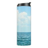 Meerwasser, klarer blauer Himmel. Thermosbecher (Nach links gedreht)