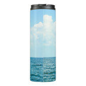 Meerwasser, klarer blauer Himmel. Thermosbecher (Rückseite)