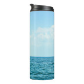 Meerwasser, klarer blauer Himmel. Thermosbecher (Nach rechts gedreht)