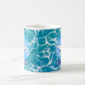 Mega-Yacht in blauem Wasser Kaffeetasse (Mittel)
