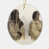 Mehkskeme-Sukahs, Blackfoot Leiter und Keramik Ornament (Links)