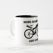 Mehr Abenteuer weniger Lycra Bikepacking Zweifarbige Tasse (Vorderseite Links)