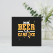 Mehr Bier besser Karaoke Mikrofon Gesang Geschenk Einladung (Stehend Vorderseite)