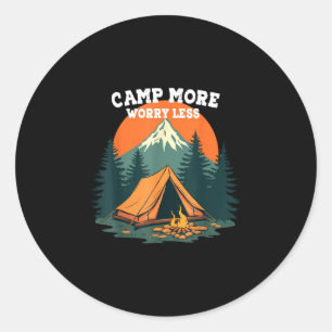 Mehr campen, weniger Sorgen Camping-Retro-Design Runder Aufkleber