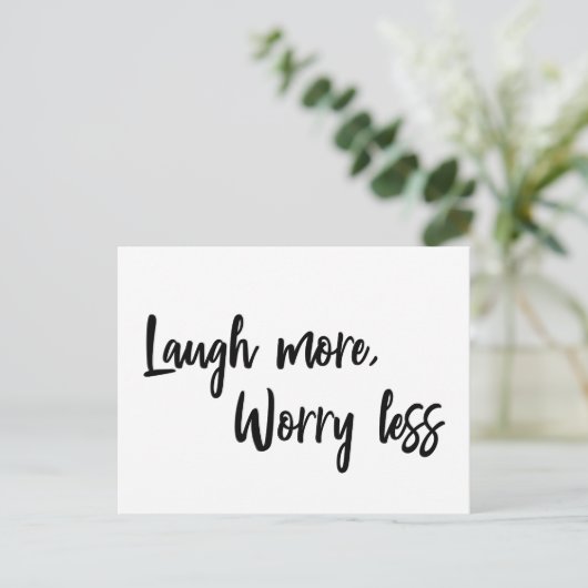 Mehr lachen, weniger inspirierend Zitat. Postkarte (Stehend Vorderseite)