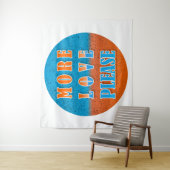 MEHR LIEBE BITTE, positives Design Wandteppich (Beispiel)
