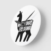 Mehr Llamas weniger Drama Runde Wanduhr (Winkel)