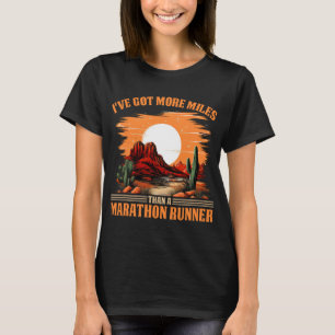 Mehr Meilen als Marathonläufer Sarcastic Cross Co T-Shirt