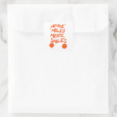 Mehr Meilen lächeln. Quadratischer Aufkleber (Tasche)