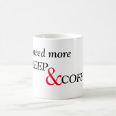 Mehr Schlaf- und Kaffeetext Kaffeetasse (Mittel)