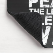 Mehr Schweiß im Frieden, weniger im Krieg bluten Mousepad (Ecke)