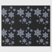 Mehrere Bilder von echter Schneeflocke auf Schwarz Geschenkpapier (Flach)