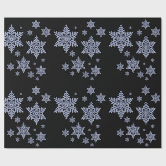 Mehrere Bilder von echter Schneeflocke auf Schwarz Geschenkpapier (Flach)