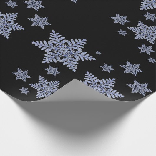 Mehrere Bilder von echter Schneeflocke auf Schwarz Geschenkpapier (Ecke)