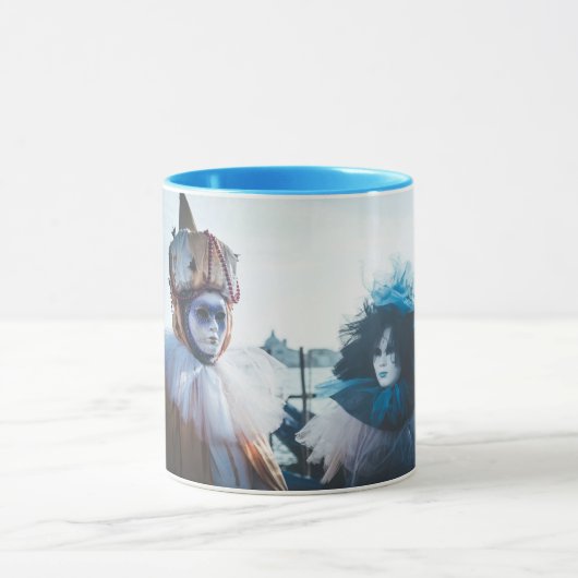 Mehrere Karnevalsmasken in Venedig, Italien Tasse (Zentrum)