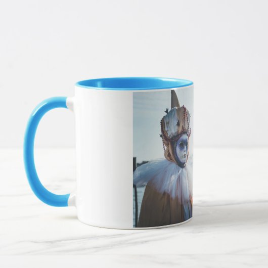 Mehrere Karnevalsmasken in Venedig, Italien Tasse (Links)