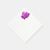 Mehrere lila Orchideen auf Servietten (Ecke)