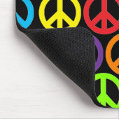 Mehrere mehrfarbige Friedenszeichen Mousepad (Ecke)