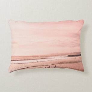 MEHRERE MENSCHEN, DIE AUF DER SEESHORE STEHEND SIN DEKOKISSEN