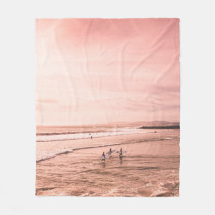 MEHRERE MENSCHEN, DIE AUF DER SEESHORE STEHEND SIN FLEECEDECKE