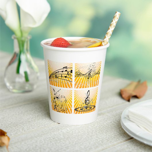 Mehrere Musiknoten Pappbecher