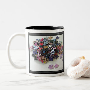 Mehrere Puzzleteile, farbenfrohe Puzzleteile Zweifarbige Tasse