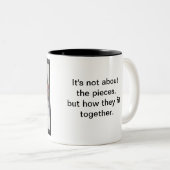 Mehrere Puzzleteile, farbenfrohe Puzzleteile Zweifarbige Tasse (VorderseiteRechts)