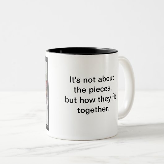 Mehrere Puzzleteile, farbenfrohe Puzzleteile Zweifarbige Tasse (VorderseiteRechts)