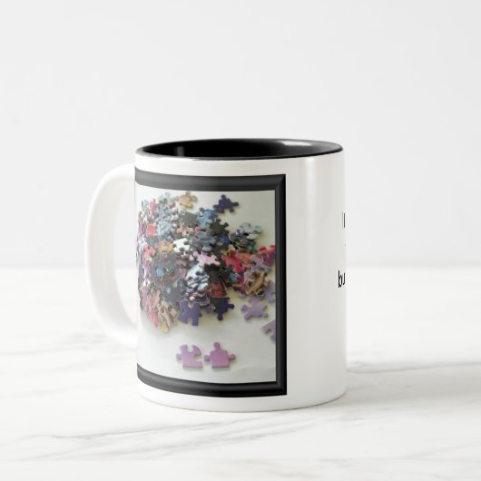 Mehrere Puzzleteile, farbenfrohe Puzzleteile Zweifarbige Tasse (Vorderseite Links)