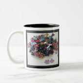 Mehrere Puzzleteile, farbenfrohe Puzzleteile Zweifarbige Tasse (Links)