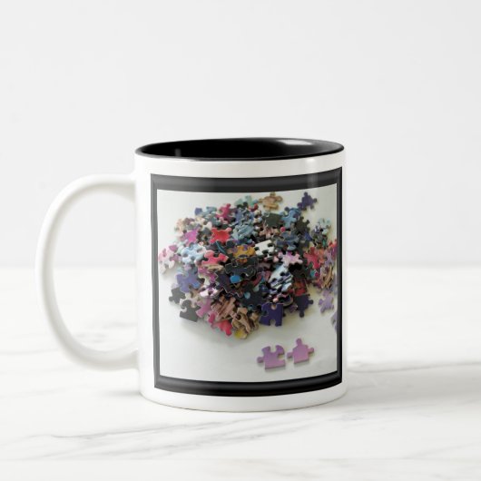 Mehrere Puzzleteile, farbenfrohe Puzzleteile Zweifarbige Tasse (Links)