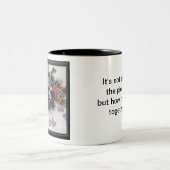 Mehrere Puzzleteile, farbenfrohe Puzzleteile Zweifarbige Tasse (Mittel)