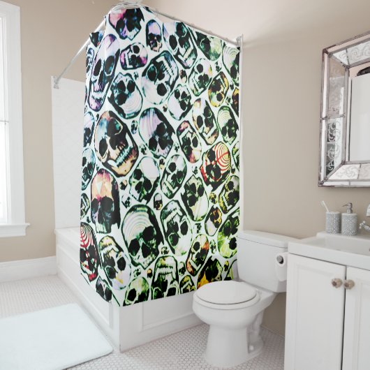 mehrere Schädel in neongrünem Duschvorhang (Beispiel)